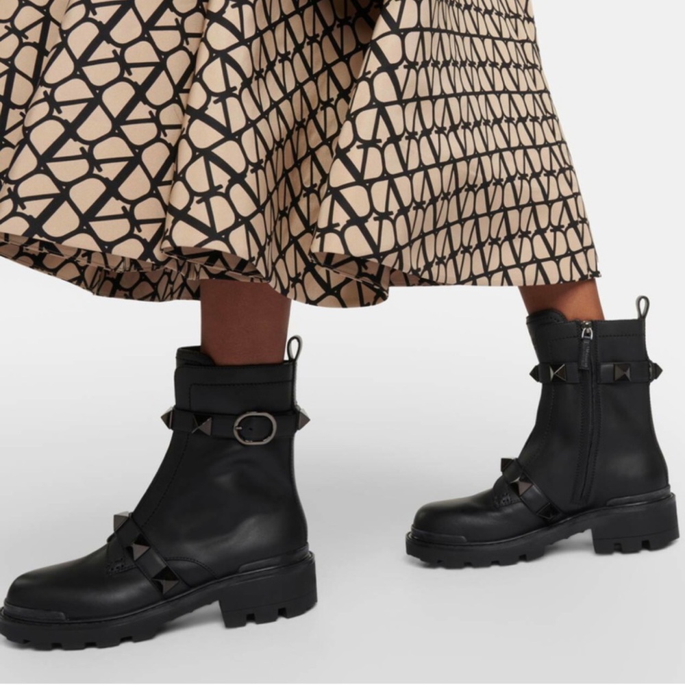 Valentino Garavani Roman Rockstud Black Leather Combat Boots size 37 US 7 NIB - Picture 5 of 16